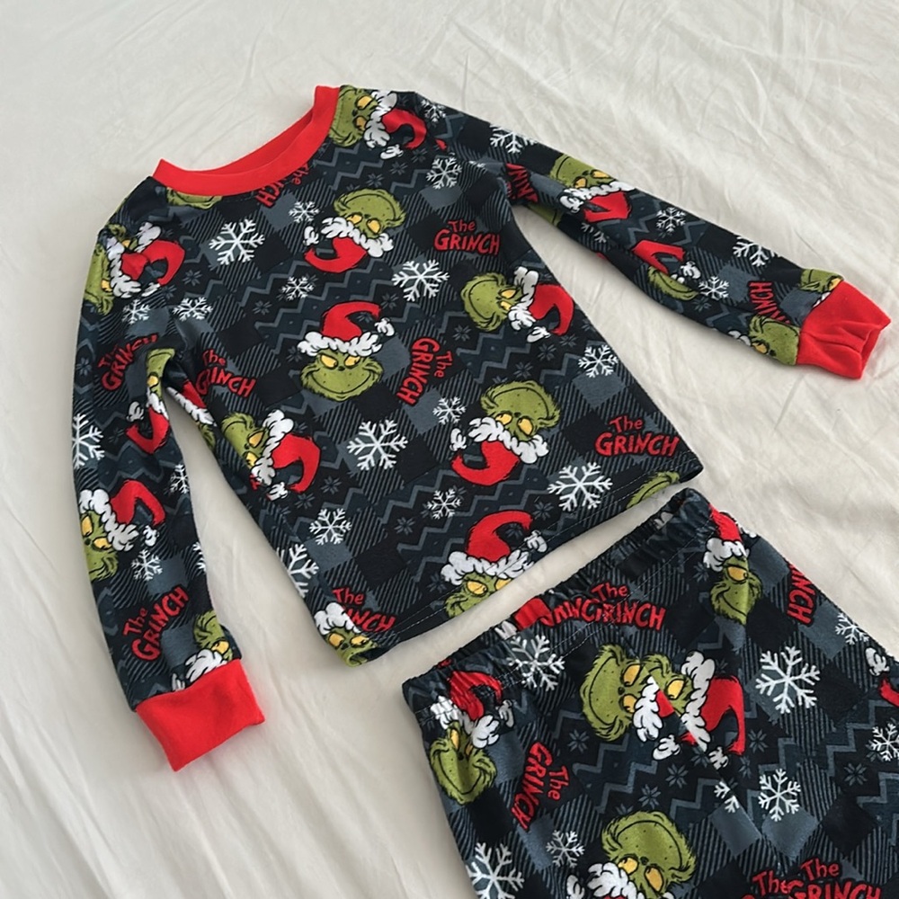 Grinch pajamas boys size 6. Worn once
